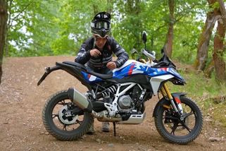 Sršně nadchlo levné enduro od BMW. Pak ale stačilo pár kamínků v kopci a měl hnědý trenky | I like bike